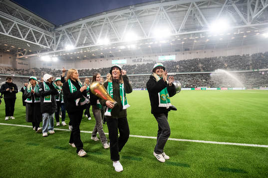 Hammarbys Julia Roddar och Alice Carlsson när damlaget