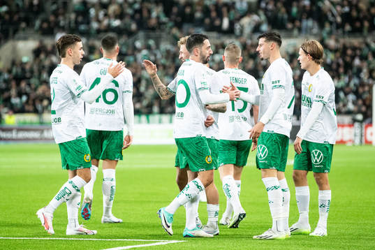 Hammarbys Viktor Djukanovic jublar med lagkamrater