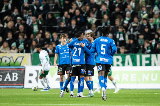 Halmstads Naeem Mohammed jublar med lagkamrater