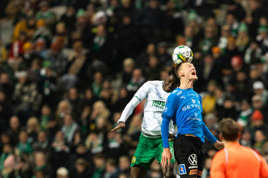 Hammarbys Nathaniel Adjei och Halmstads Viktor Granath