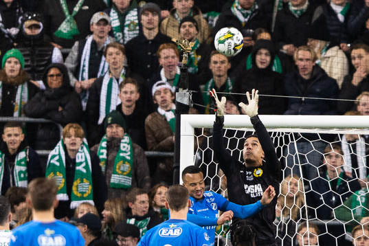 Halmstads Marcus Olsson och Hammarbys målvakt Oliver Dovin