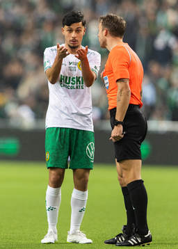 Hammarbys Alper Demirol och domare Kristoffer Karlsson