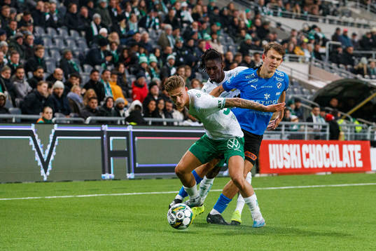 Hammarbys Fredrik Hammar och Bubacarr Trawally utmanar