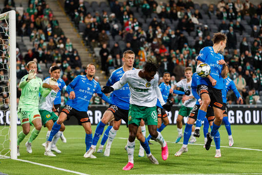 Hammarbys Nathaniel Adjei och Halmstads Kazper Karlsson