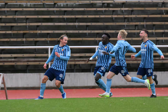 Djurgårdens Noah Östberg jublar med lagkamrater
