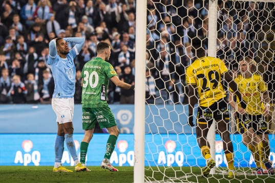 Malmö FFs Isaac Kiese Thelin deppar