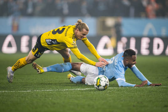 Elfsborgs Niklas Hult och Malmö FFs Isaac Kiese Thelin