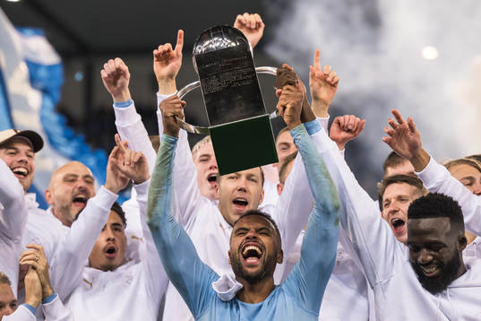 Malmö FFs Isaac Kiese Thelin jublar med pokalen