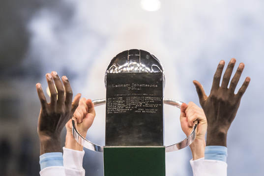 Malmö FFs spelare jublar med Lennart Johanssons Pokal