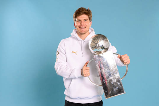 Malmö FFs Oliver Berg jublar med pokalen