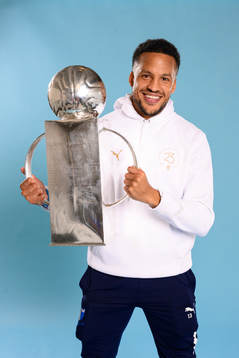 Malmö FFs Martin Olsson jublar med pokalen