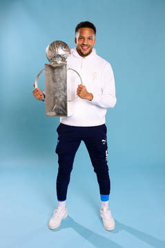 Malmö FFs Martin Olsson jublar med pokalen