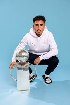 Malmö FFs Adrian Skogmar jublar med pokalen