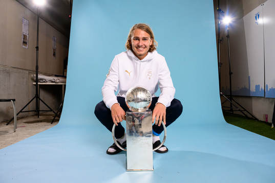 Malmö FFs Sebastian Nanasi jublar med pokalen