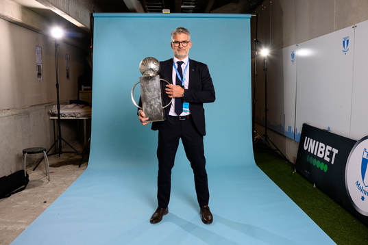Malmö FFs VD VD Niclas Carlnén jublar med pokalen