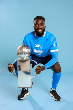 Malmö FFs Mahame Siby jublar med pokalen