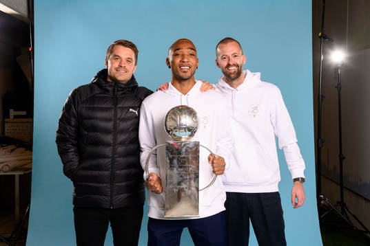 Malmö FFs Derek Cornelius med representanter fråm Puma