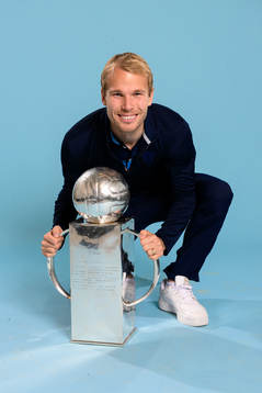 Malmö FFs Oscar Lewicki jublar med pokalen