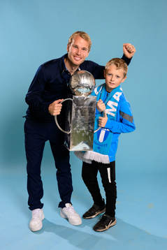Malmö FFs Oscar Lewicki och son Liam jublar med pokalen