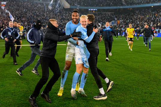 Malmö FFs Isaac Kiese Thelin och Otto Rosengren jublar med