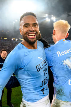 Malmö FFs Isaac Kiese Thelin jublar med supportrarna