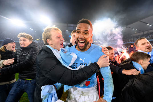 Malmö FFs Isaac Kiese Thelin jublar med supportrarna