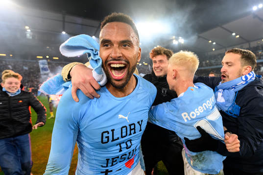 Malmö FFs Isaac Kiese Thelin jublar med supportrarna