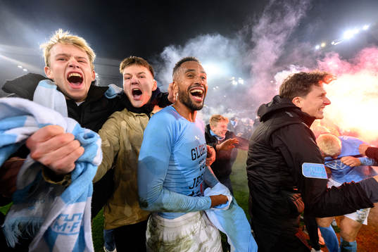 Malmö FFs Isaac Kiese Thelin jublar med supportrarna