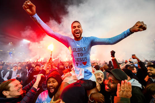 Malmö FFs Isaac Kiese Thelin jublar med supportrarna