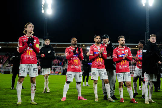 Degerfors spelare deppar och tackar publiken