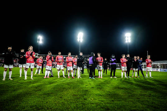 Degerfors spelare deppar och tackar publiken