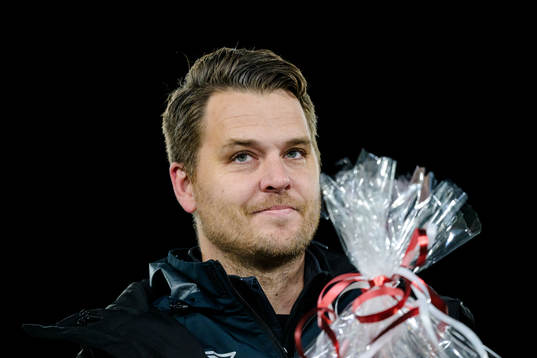 Degerfors tränare Andreas Holmberg blir avtackad