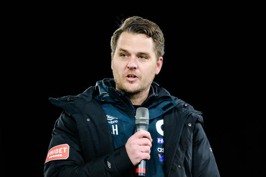 Degerfors tränare Andreas Holmberg blir avtackad