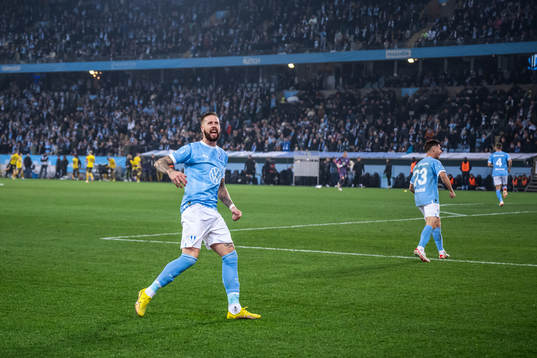 Malmö FFs Pontus Jansson manar på supportrar