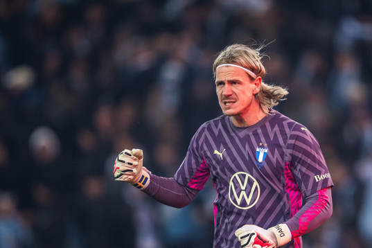 Malmö FFs målvakt Johan Dahlin jublar