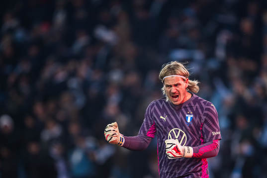 Malmö FFs målvakt Johan Dahlin jublar
