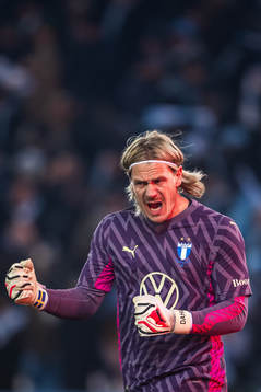 Malmö FFs målvakt Johan Dahlin jublar