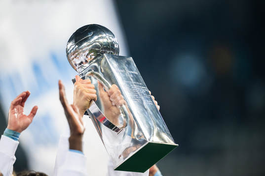 Malmö FFs spelare lyfter Lennart Johanssons pokal och