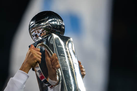 Malmö FFs spelare lyfter Lennart Johanssons pokal och