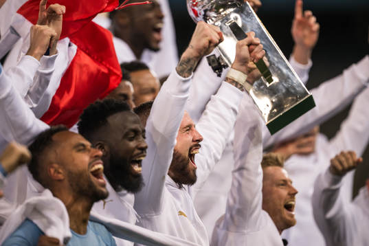 Malmö FFs Pontus Jansson lyfter Lennart Johanssons pokal