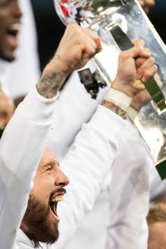 Malmö FFs Pontus Jansson lyfter Lennert Johanssons pokal