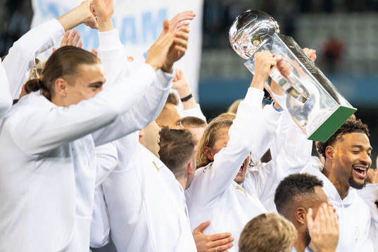 Malmö FFs lyfter Lennert Johanssons pokal
