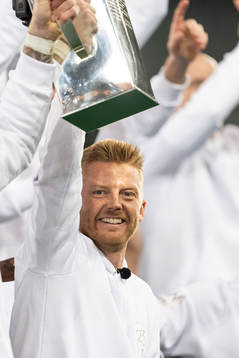 Malmö FFs Anders Christiansen lyfter Lennert Johanssons