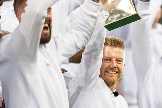 Malmö FFs Anders Christiansen lyfter Lennert Johanssons