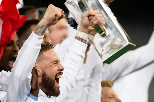 Malmö FFs Pontus Jansson lyfter Lennert Johanssons pokal