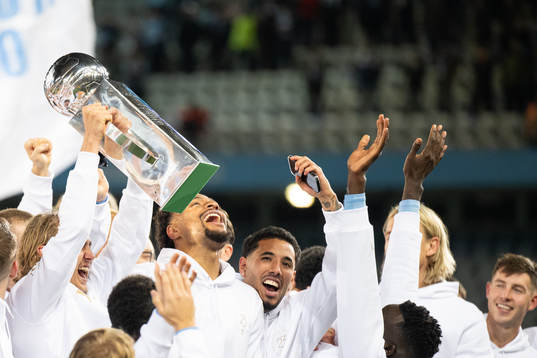 Malmö FFs spelare lyfter Lennert Johanssons pokal