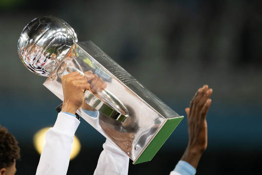 Malmö FFs lyfter Lennert Johanssons pokal