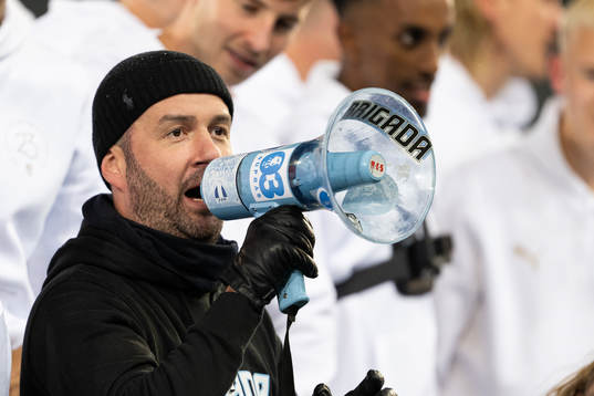 En Malmö FFs supporter med megafon