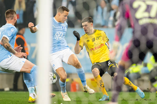 Malmö FFs Niklas Moisander och Elfsborgs Besfort Zeneli
