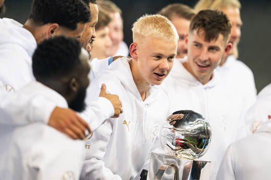 Malmö FFs Otto Rosengren lyfter pokalen